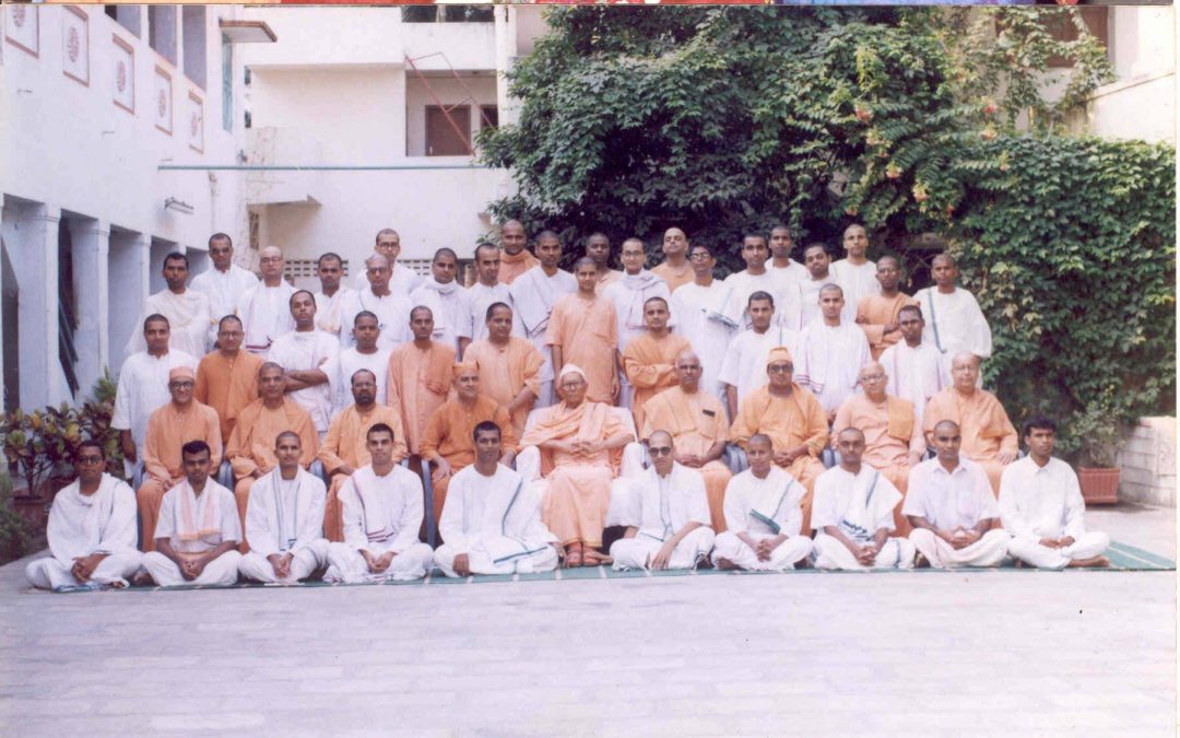 1998|Group Photo taken during HDH’s third year in Ramakrishna Mutt