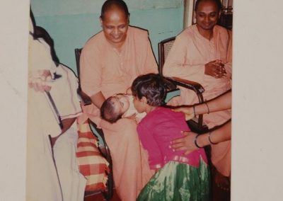 1997|Sampath Maharaj naming new born Baby – Upon HDH’s Guidance in His Premonastic House