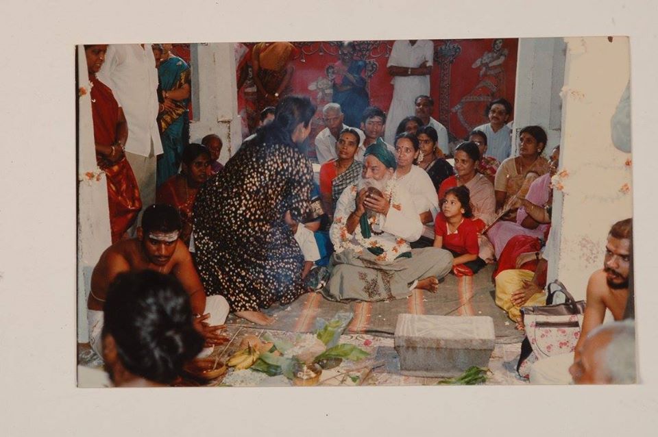 1993| Avatar sitting behind a great enlightened being Yogi Ramsuratkumar in Tiruvannamalai
