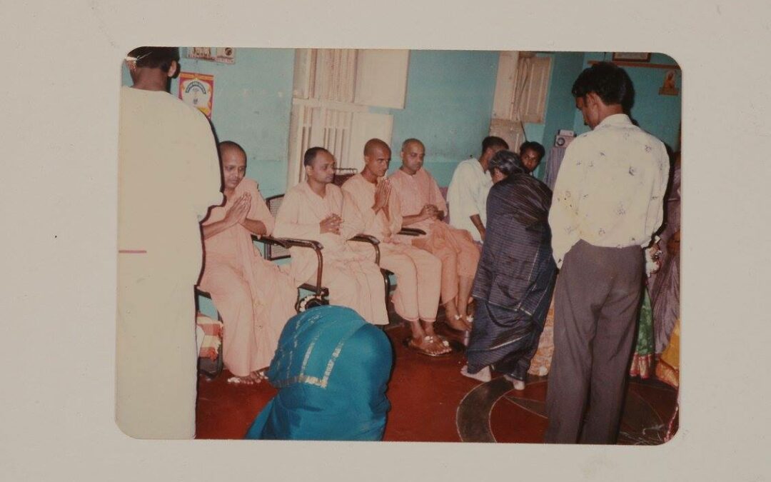 1997|Pada Puja Offered to Sanyasis – HDH’s Premonastic House in Tiruvannamalai